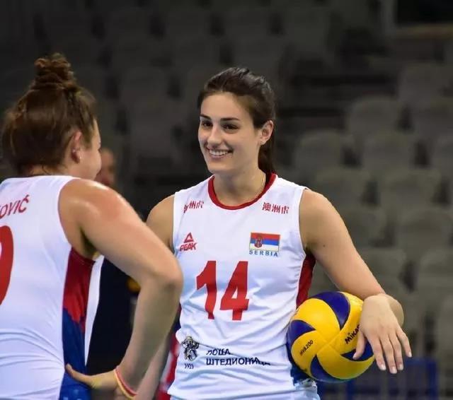 塞尔维亚队前途光明！，西亚卡姆新星出色防守表现突出赛场气氛高涨